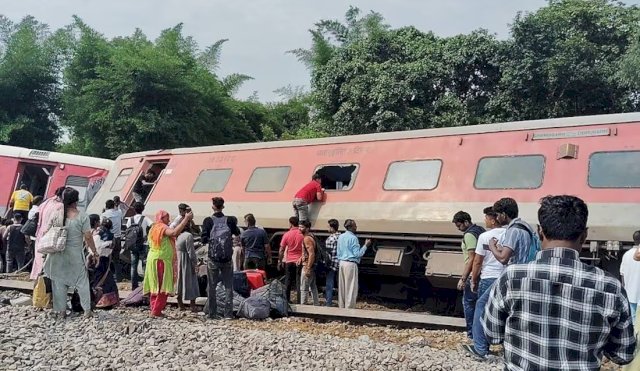 Al menos 2 muertos y 26 heridos tras descarrilar un tren 